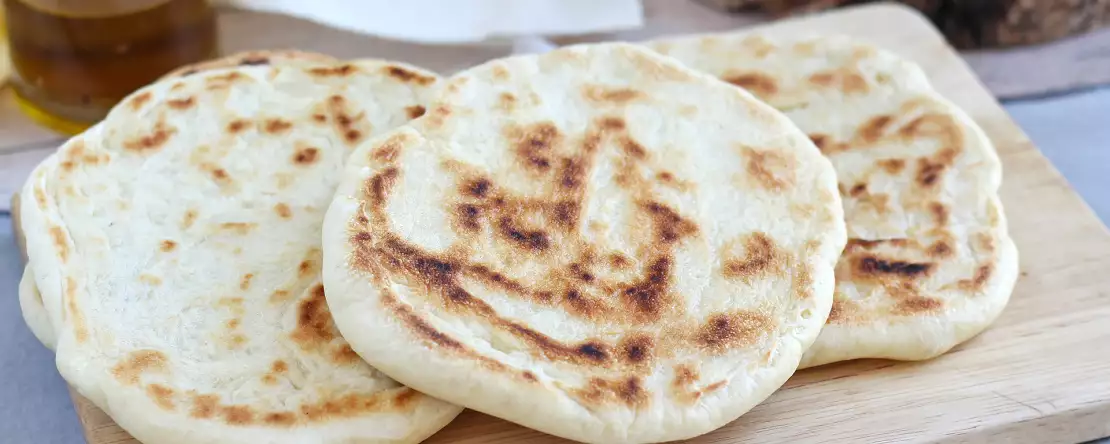 4 paistinpannun leipäreseptiä yksinkertaisilla ainesosilla niille, jotka haluavat lämmintä leipää ilman vaivaa.