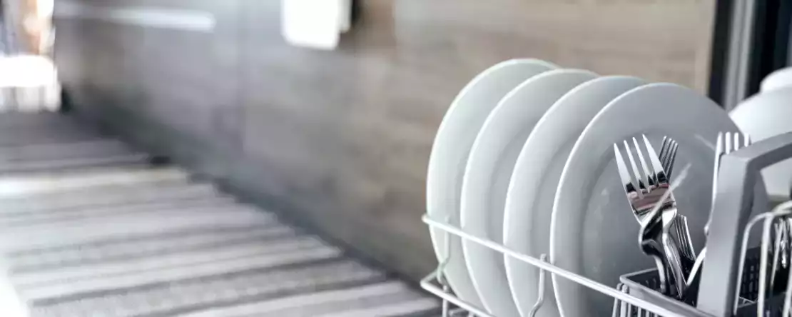 Pitäisikö astiat huuhdella ennen astianpesukoneeseen laittamista - asiantuntijat sanovat näin