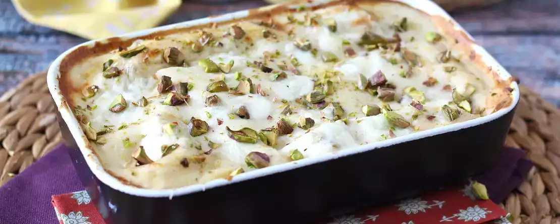 Lasagne di pesce: kermainen resepti, jossa on lohta, burrataa ja pistaasipähkinöitä ja joka mullistaa sunnuntailounaan.