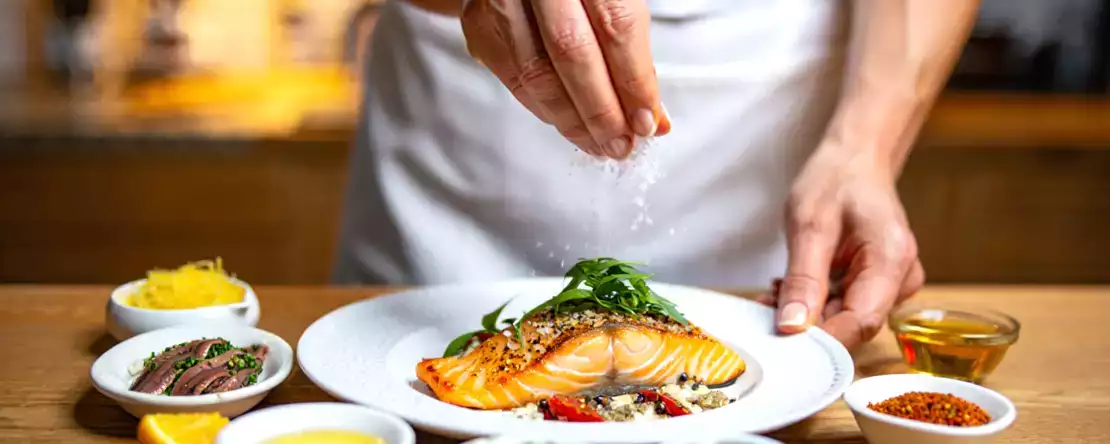 15 kokin niksit, joilla ruokia saa maukkaammiksi (salaisuus piilee pienissä ainesosissa)