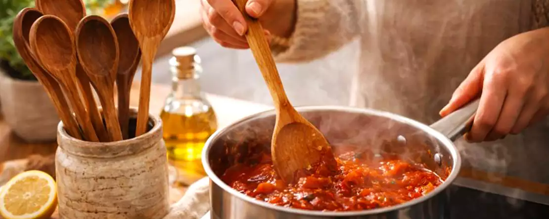 Isoäidin salaisuus puulusikoiden säilyttämiseen ja keittiön puhdistamiseen hajuista, halkeamista ja piilossa olevasta liasta.