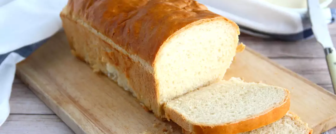 Miten teet pehmeää kotitekoista voileipäleipää? Yksinkertainen menetelmä leipomon arvoisen tuloksen saamiseksi.