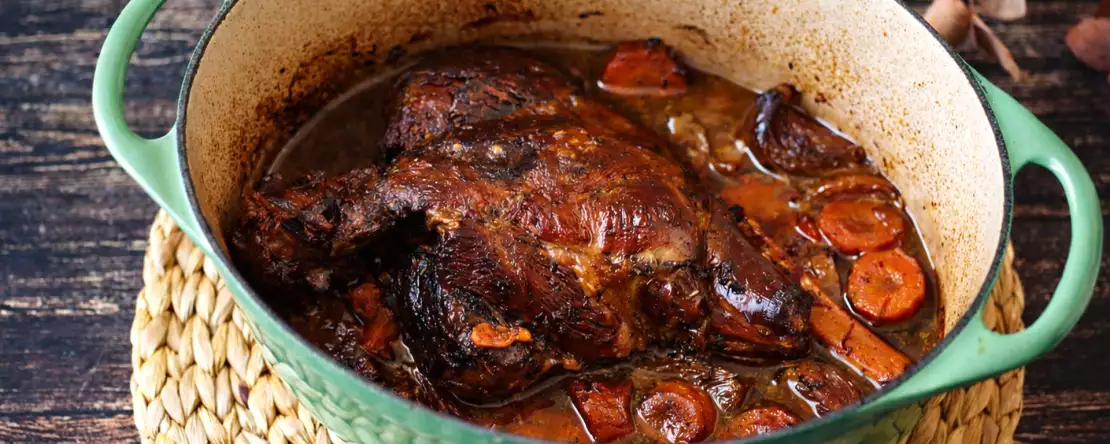 Näin valmistat hitaasti paistettua karitsan koipi-reisipalaa: helppo menetelmä mureaan ja maukkaaseen lihaan