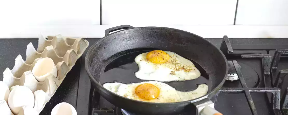Täydellinen paistettu muna: salaisuudet ja vinkit idioottivarmaan reseptiin
