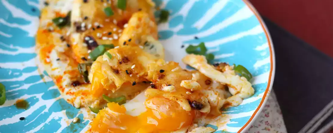 Onko sinulla 2 munaa ja vähän aikaa? Tämä resepti pelastaa päivällisesi (ja ehkä myös aamiaisesi!).