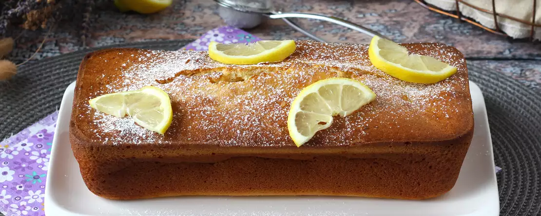 Yksinkertaisesti vastustamaton! Kermainen, kuohkea sitruunakakku suoraan tehosekoittimesta.