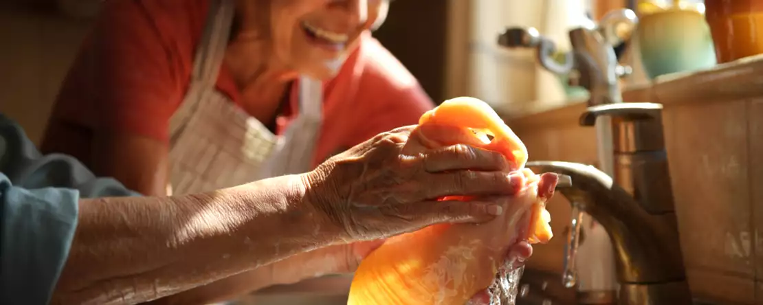 Pitääkö kana todella pestä ennen ruoanlaittoa? Totuus, jota äitisi ja isoäitisi eivät koskaan kertoneet sinulle.