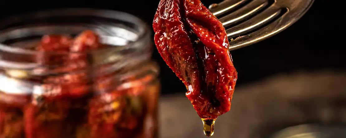 Aurinkokuivattuja tomaatteja öljyssä: makukeskittymä ruokakomerossa ja 10 reseptiä, joilla saat siitä kaiken irti.