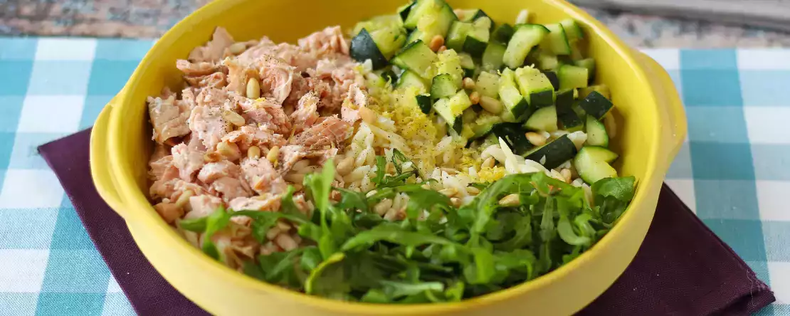 Orzo: mitä se on, miten se valmistetaan ja miksi tämä pieni pasta sopii niin hyvin keittoihin, salaatteihin ja kermaisiin ruokiin.