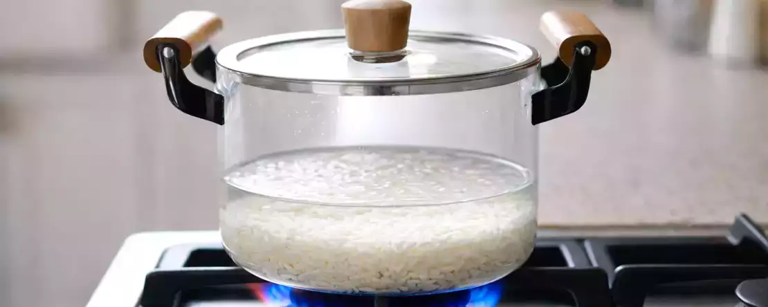 Vettä ei tarvitse mitata: yksinkertainen temppu, jota tuskin kukaan käyttää, kun riisi on löysää.