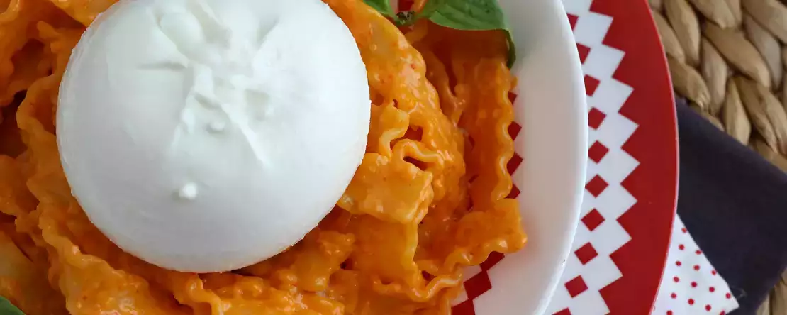 Yllätä vieraasi 9 upealla burrata-reseptillä aurinkoisille aterioille.