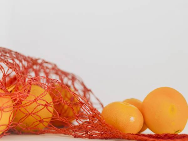 Supermarketin hedelmien ja vihannesten värillisten verkkojen salaisuus