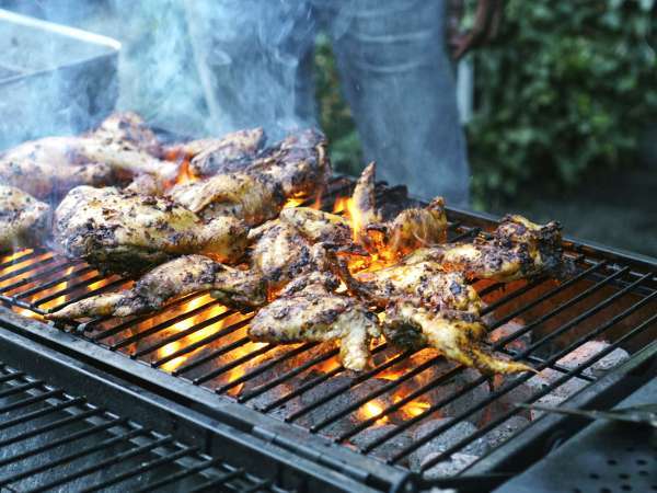 Ammattitaitoisten grillaajien käyttämä suola hiilloksessa -tekniikka...
