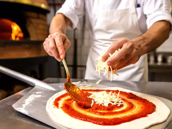 Hyvästi perinteinen mozzarella? Täältä tulee vegaaninen juusto pizzaan