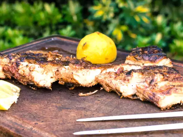 Grillaa hyttysten kanssa, ei enää koskaan! Tämä sitruunatemppu on idioottivarma ja tuo lihaan makua...