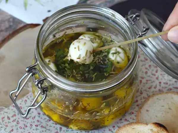 Nämä marinoidut mozzarellapallot ovat pelkkää riippuvuutta (ja ne katoavat pöydästä ennen kuin ehdit räpäyttää silmääsi).