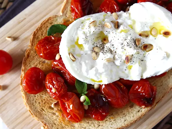 Burrata: 8 resepti-ideaa, jotka tuovat esiin tämän erittäin kermaisen juuston parhaat puolet.