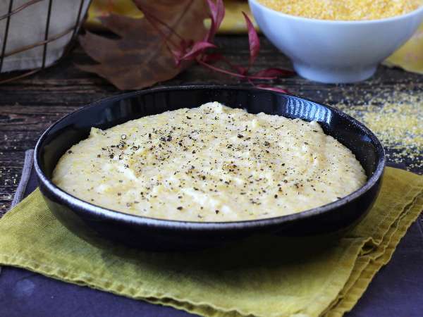 Täydellisen kermaisen polentan salaisuus? Se ei ole pelkkää vettä, vaan erityinen ainesosa!