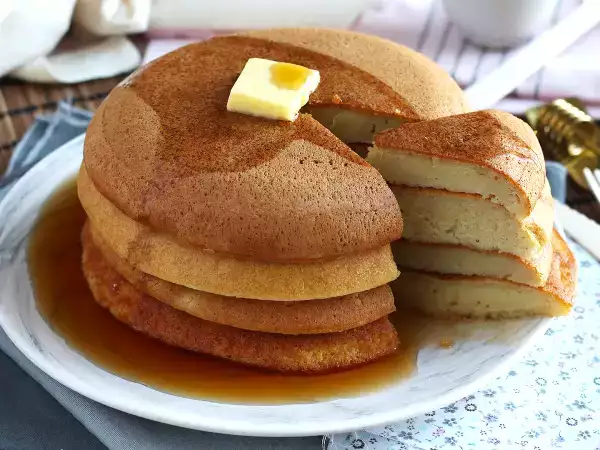 Pörröiset japanilaiset pannukakut: helppo resepti pilviä kuohkeammille pannukakuille