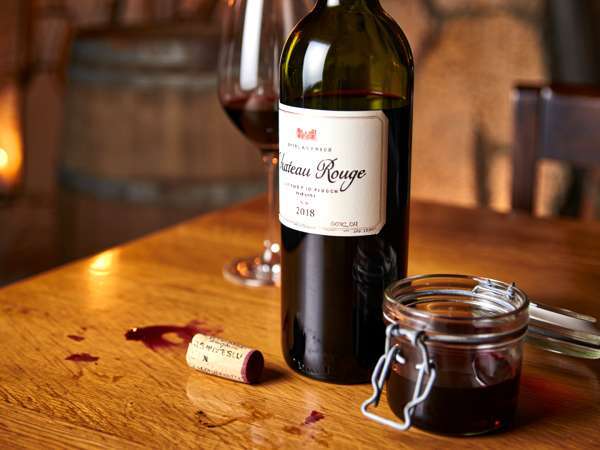 Oletko hukannut viinisi? TikTok-temppu, jonka avulla se säilyy päiväkausia pilaantumatta (ja ilman pumppuja tai erikoiskorkkeja!).