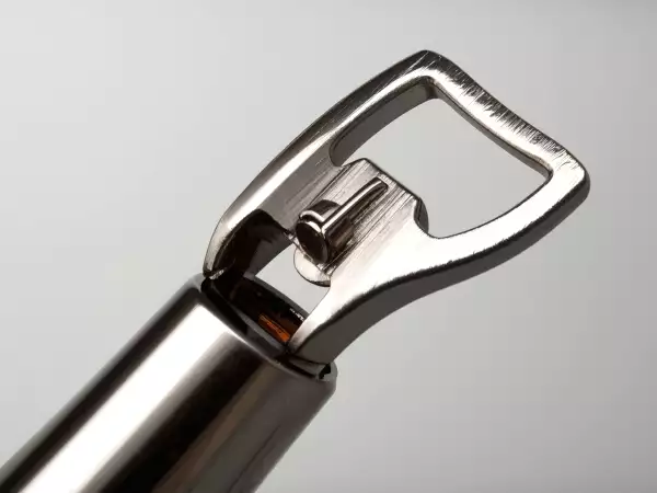 Korkkiruuvit loppuivat? Ei hätää: nämä hätätekniikat pelastavat aperitiivisi.