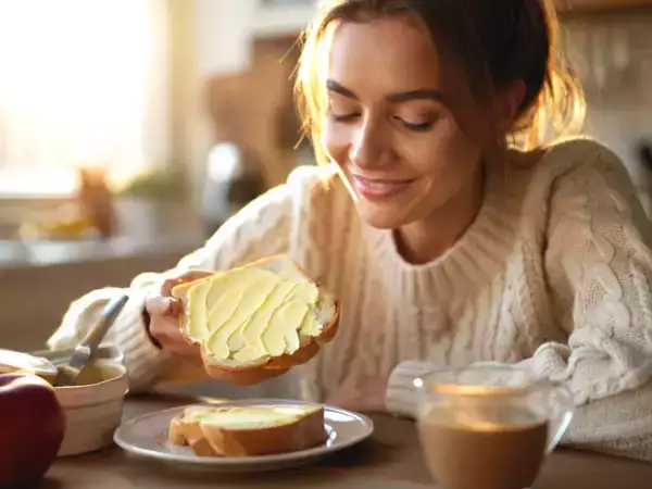 Leipää ja voita: tämän aamutavan takana on tunneside, jota edes asiantuntijat eivät voi sivuuttaa.