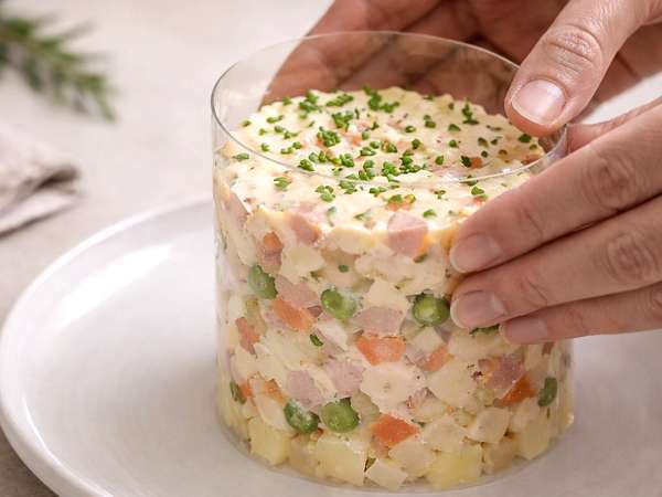 Ilman lautasrenkaita ja vieraiden kanssa: temppu, joka pelastaa astioiden esittelyn (jollain, mitä sinulla on jo kotona).