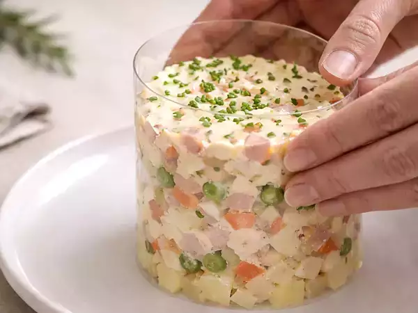 Ilman lautasrenkaita ja vieraiden kanssa: temppu, joka pelastaa astioiden esittelyn (jollain, mitä sinulla on jo kotona).