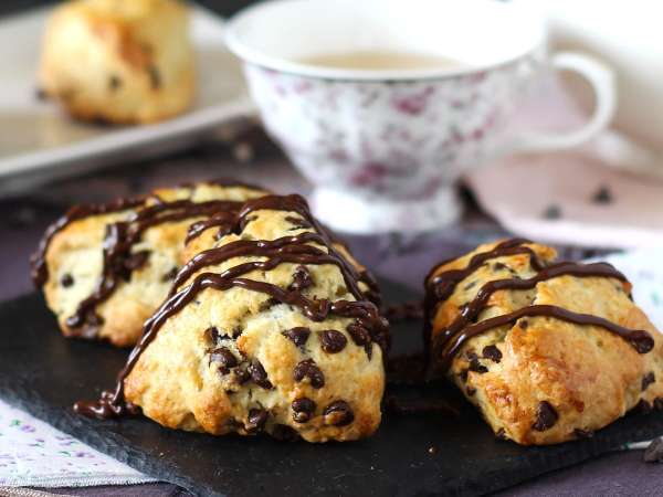 4 englantilaista makeista, jotka sopivat kello viiden teehen ja matkustavat suoraan Englantiin