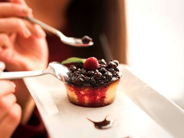 Jälkiruoka on sama. Aistimus ei ole: tiesitkö, että ruokailuvälineet voivat muuttaa makua?