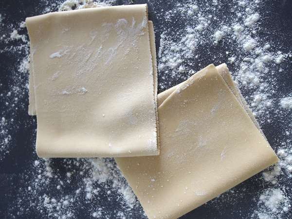 Tämä on täydellinen kotitekoinen lasagnepasta: sitä ei tarvitse keittää ensin ja se on vielä maukkaampaa.