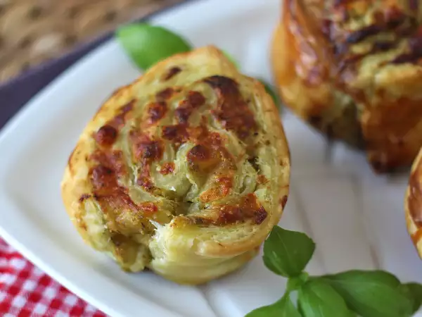 Nämä pesto-leivonnaiset valmistuvat vain 15 minuutissa... ja katoavat vielä nopeammin.