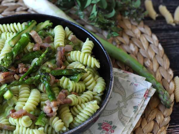 Mitä kokata maaliskuussa: 10 helppoa ja yllättävää kausiluonteista reseptiä viikoittaiseen valikkoon