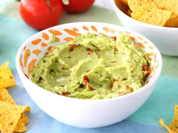 Paras tapa säilyttää guacamole niin, ettei se rusketu seuraavana päivänä.