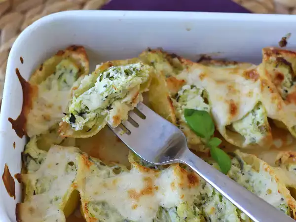 Conchiglioni täytetty ricotta, kesäkurpitsa ja sitruuna: täydellinen kermainen ensimmäinen ruokalaji pääsiäislounaalle.