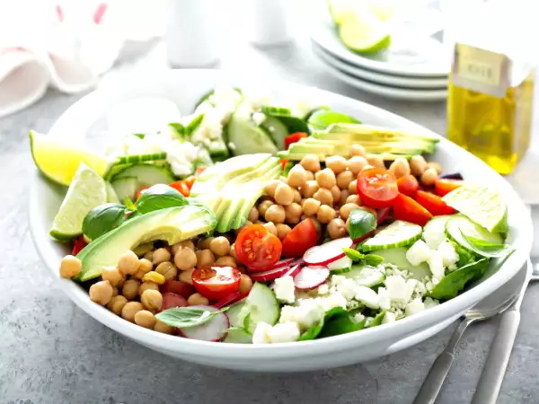 Vähennä vatsaasi: tämä salaatti, joka on valmis 10 minuutissa, herättää asiantuntijoiden huomion.