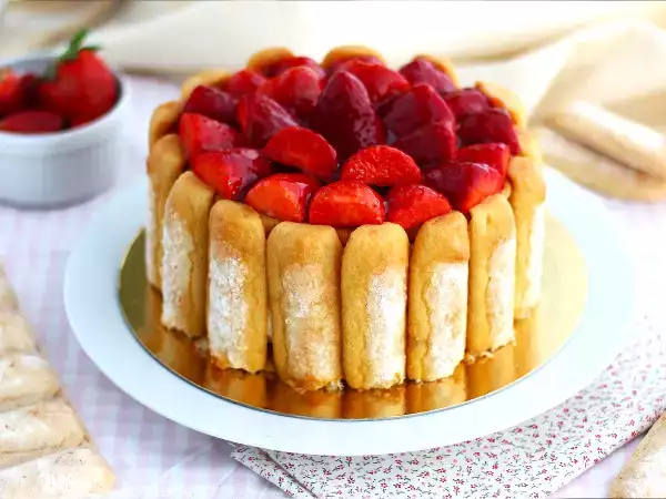 Tämä yksinkertainen mansikkainen charlotte on selvästi suosikkimme kevätjälkiruoaksi!