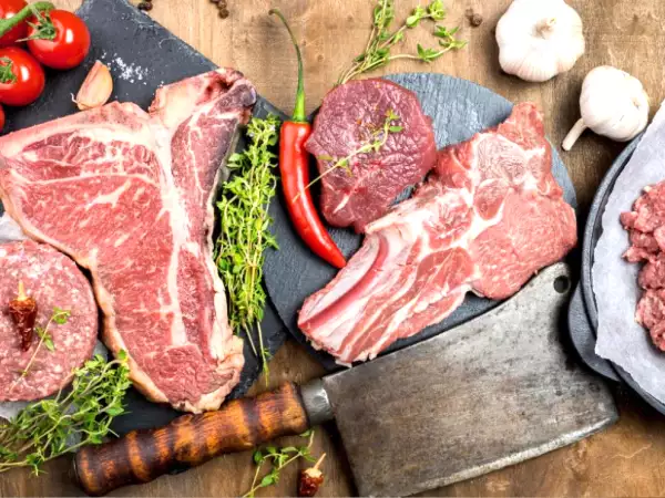 Miksi liha on aina otettava pois jääkaapista ennen ruoanvalmistusta (ja kuinka kauan)?