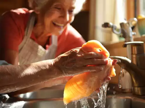 Pitääkö kana todella pestä ennen ruoanlaittoa? Totuus, jota äitisi ja isoäitisi eivät koskaan kertoneet sinulle.
