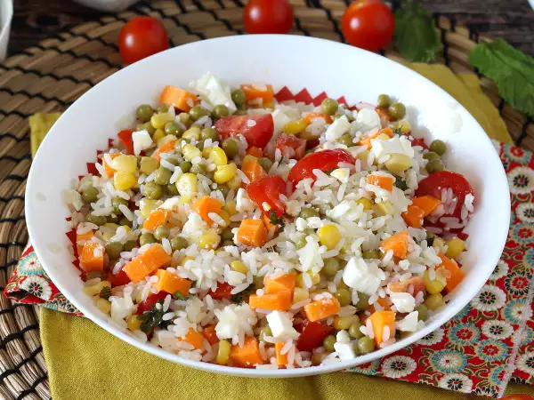 Tee salaatteja tähteistä: 17 reseptiä, joiden avulla voit tehdä jääkaapista jääneestä ruoasta uskomattomia ruokia.