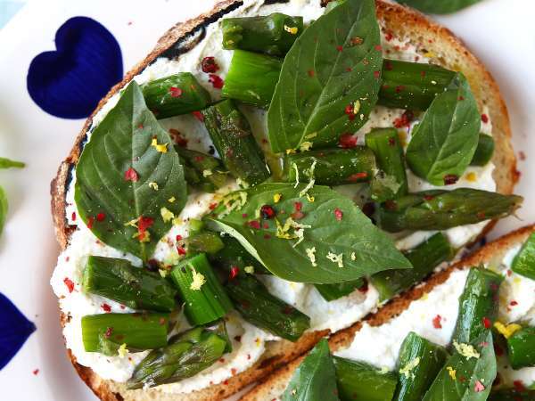 Kevään bruschetta, jonka kaikki haluavat: raikas, kermainen ja valmis minuuteissa.