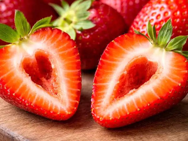 Miksi joidenkin mansikoiden sisällä on reikiä? Siihen on sanomaton syy