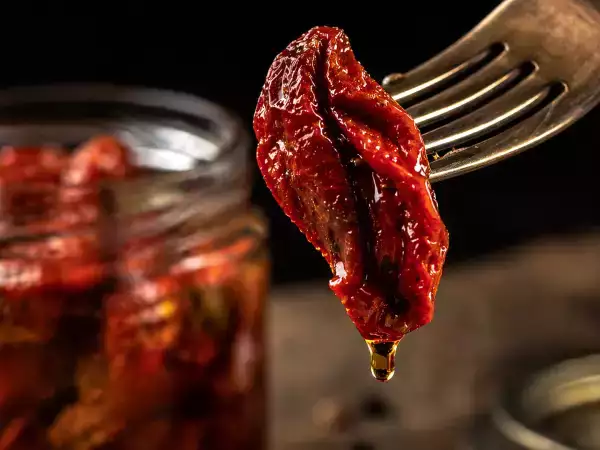 Aurinkokuivattuja tomaatteja öljyssä: makukeskittymä ruokakomerossa ja 10 reseptiä, joilla saat siitä kaiken irti.