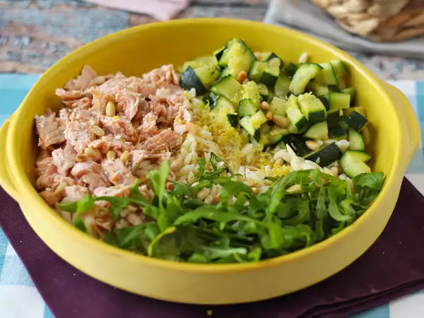 Orzo: mitä se on, miten se valmistetaan ja miksi tämä pieni pasta sopii niin hyvin keittoihin, salaatteihin ja kermaisiin ruokiin.