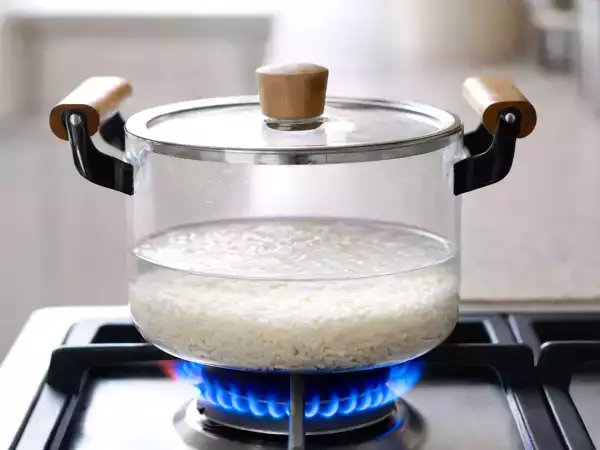 Vettä ei tarvitse mitata: yksinkertainen temppu, jota tuskin kukaan käyttää, kun riisi on löysää.