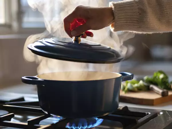 Milloin kattila kannattaa peittää tai olla peittämättä: ele, joka muuttaa ruokasi täysin.