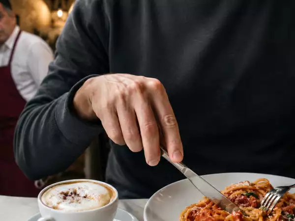 Mitä sinun ei pitäisi koskaan tehdä pastan, kahvin ja pizzan kanssa, jos lähellä on italialainen?