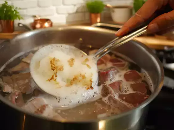 Tuolle oudolle vaahdolle lihan päällä on selitys, joka muuttaa kaiken keittiössä.