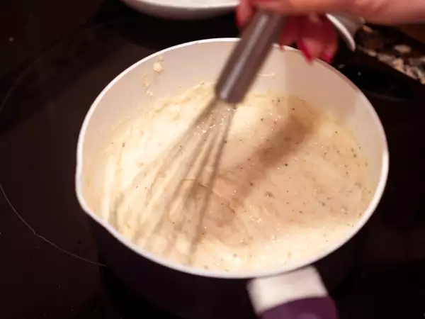 Liian nestemäinen bechamel-kastike: miten sen voi korjata ilman, että siihen muodostuu kokkareita
