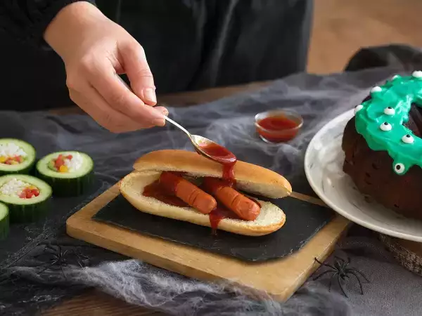 Päivän menu 31. lokakuuta: raikkaat kurkkumakit, veriset halloween-hodarit ja suklainen bundt-kakku